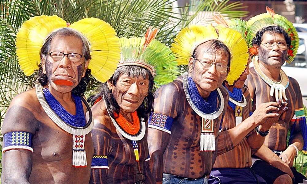  Bộ tộc thiểu số Kayapo sống ở 44 ngôi làng riêng rẽ chạy dọc con sống Xingu, Brazil.